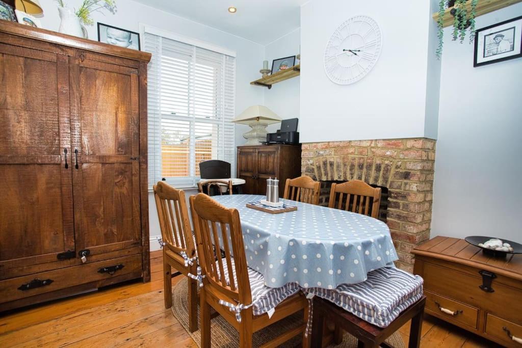 Restful And Cosy 4 Bed Home Minutes From The Beach Sandgate Zewnętrze zdjęcie